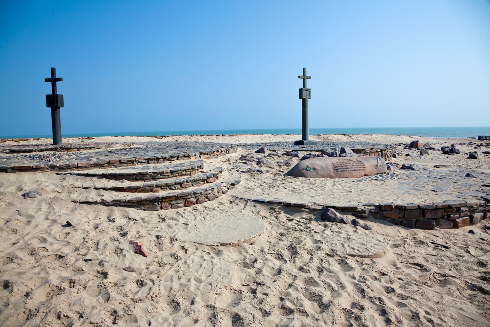 Zwei Kreuze auf einem Steinkreis am Strand von Cape Cross