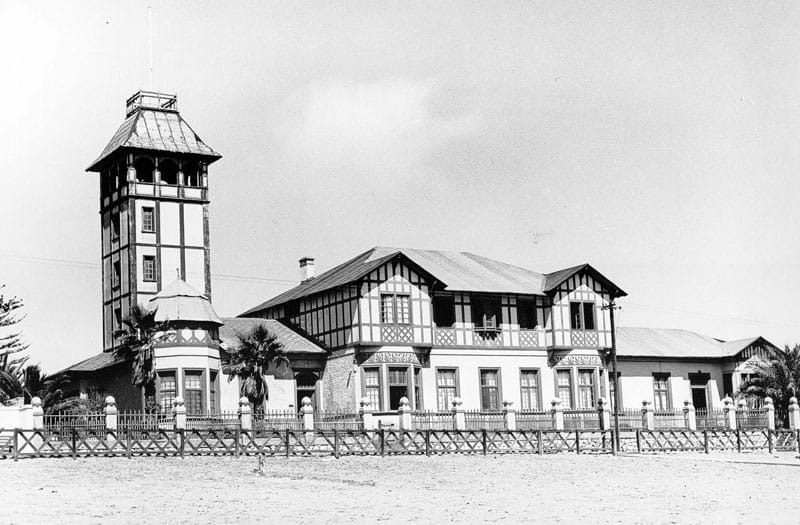 Schwarzweißaufnahme des Woermannhauses mit dem Damaraturm in der Kolonialzeit