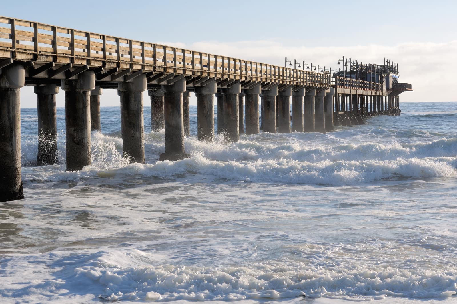 Die Jetty von Swakopmund auf Betonpfeilern, darunter läuft die Brandung des Atlantiks