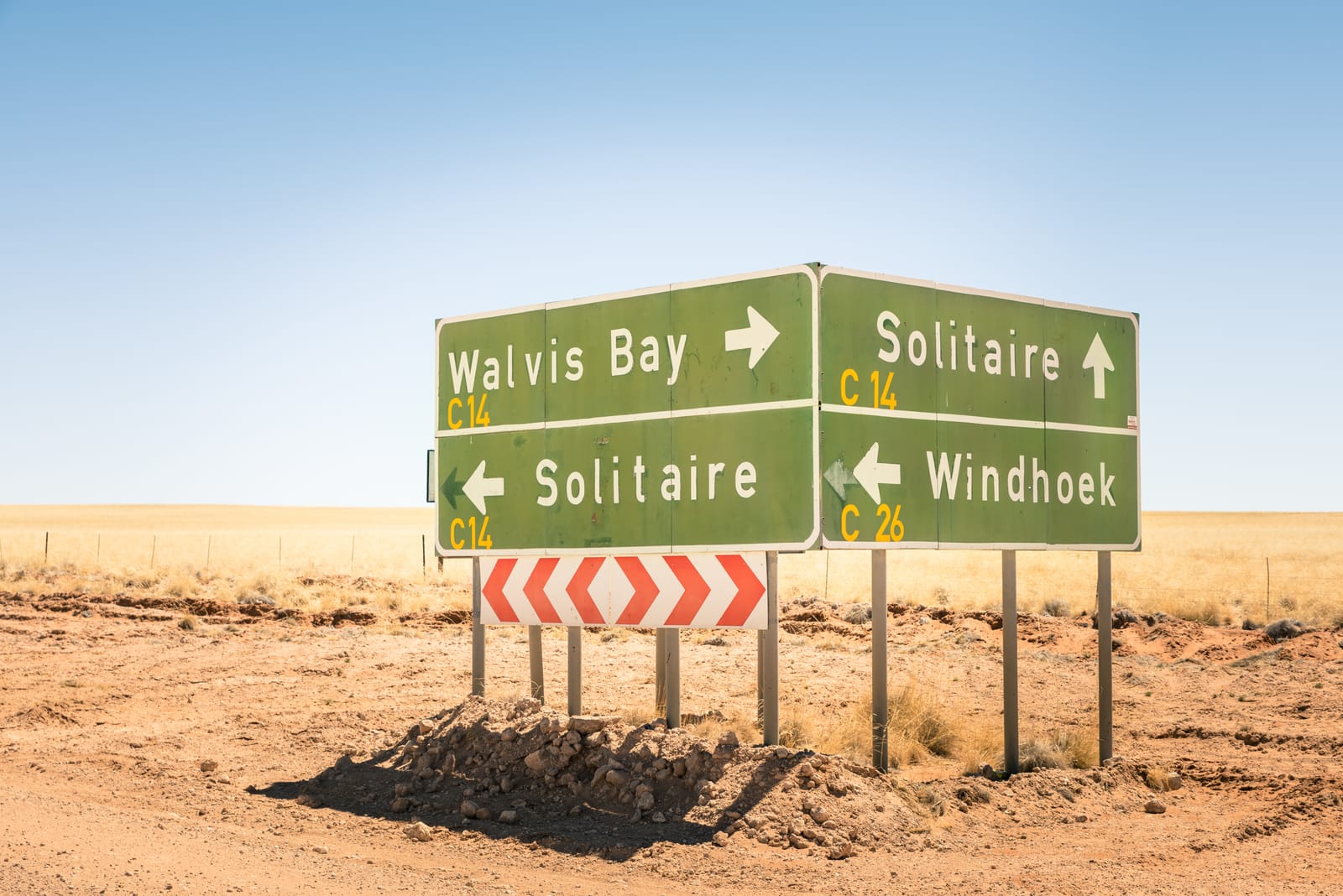 Wegweiser nach Walvis Bay, Solitaire und Windhoek an einer Schotterstraße in der Namib